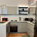 Red Rose Apartment Con Garage
