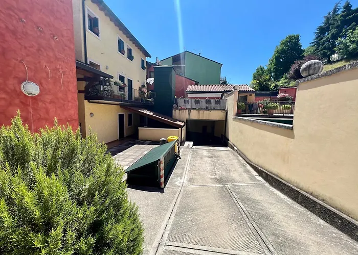 Red Rose Apartment Con Garage